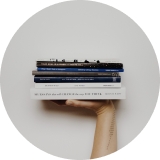 рука с книгами